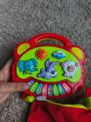 Lote juguetes bebé: sonajero y piano