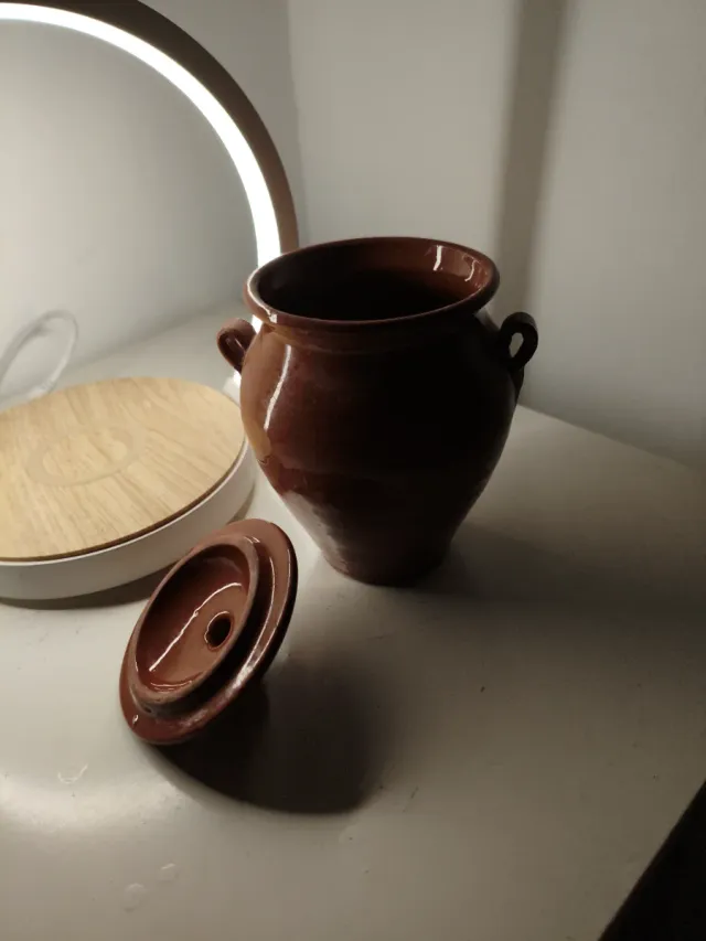 Ánfora de cerámica con tapa