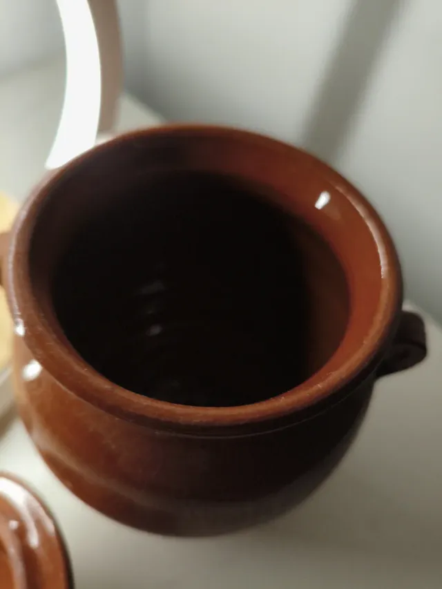 Ánfora de cerámica con tapa