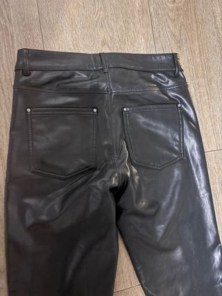 Pantalón efecto piel elástico