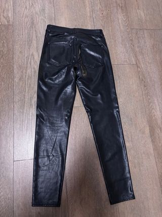 Pantalón efecto piel elástico