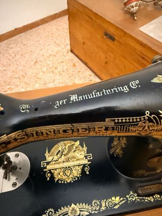 Macchina da cucire Singer anni '20.