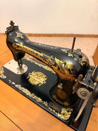 Macchina da cucire Singer anni '20.