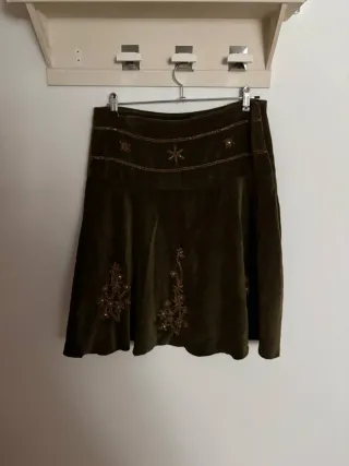 Falda verde con pedrería