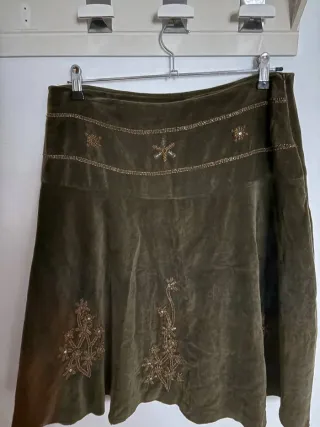 Falda verde con pedrería