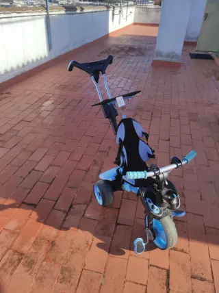 Triciclo infantil con capota y manillar