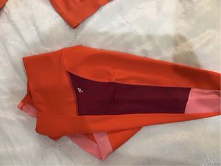 Conjunto deportivo Fabletics naranja y rosa