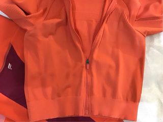 Conjunto deportivo Fabletics naranja y rosa