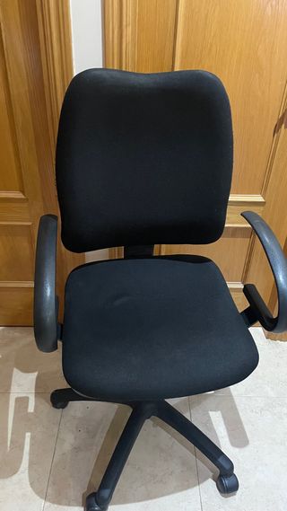 Silla de oficina negra con ruedas