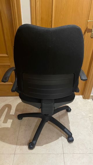 Silla de oficina negra con ruedas