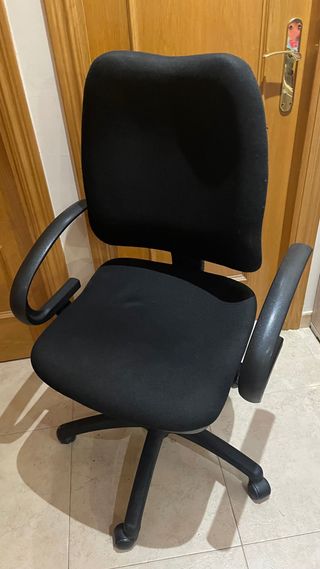 Silla de oficina negra con ruedas