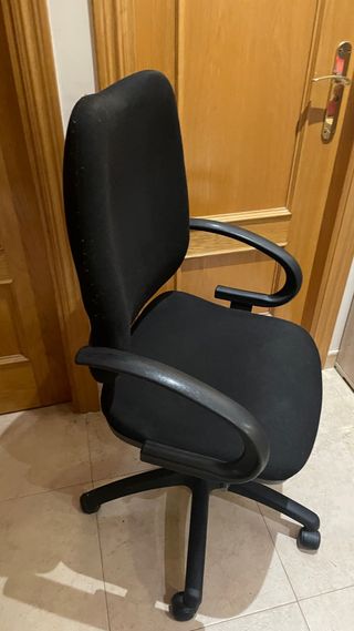 Silla de oficina negra con ruedas