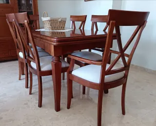 Mesa y sillas de comedor de madera