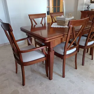 Mesa y sillas de comedor de madera