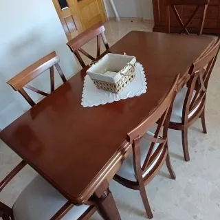 Mesa y sillas de comedor de madera
