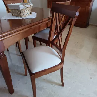 Mesa y sillas de comedor de madera