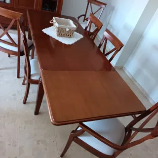 Mesa y sillas de comedor de madera