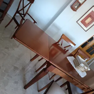 Mesa y sillas de comedor de madera