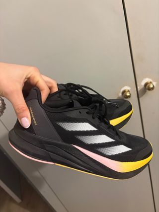 Zapatillas running Adidas negras y amarillas