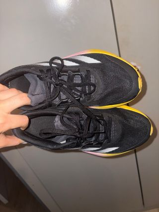 Zapatillas running Adidas negras y amarillas