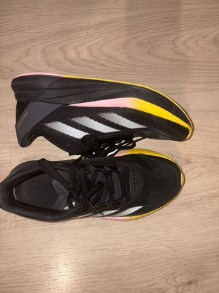 Zapatillas running Adidas negras y amarillas