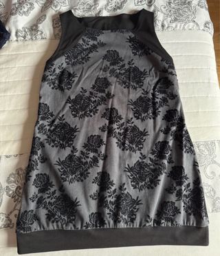 Vestido negro con estampado floral