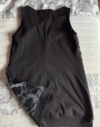 Vestido negro con estampado floral