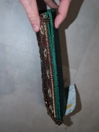 Bolso de fiesta verde con pedrería