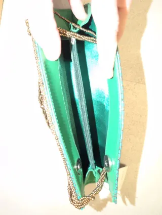 Bolso de fiesta verde con pedrería