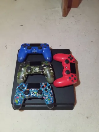 Consola PS4 con 5 mandos