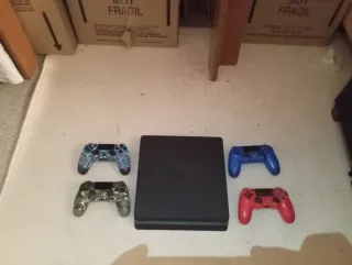 Consola PS4 con 5 mandos