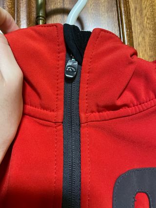 Chaqueta deportiva Karhu roja y gris