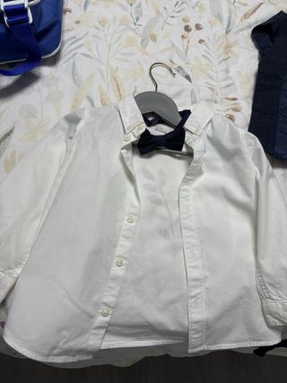 Traje de niño azul y blanco.