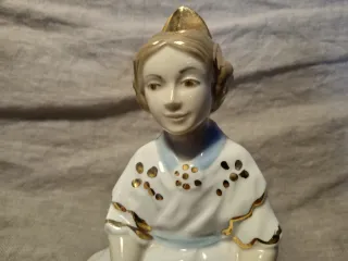 Figura vintage Fallera de porcelana – Santa Rufina