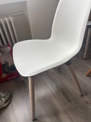 Mesa de comedor con 4 sillas