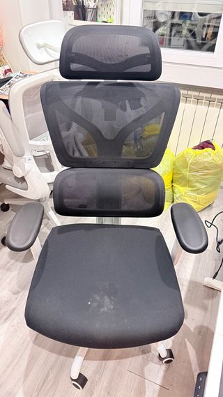 Silla ergonómica negra y blanca.