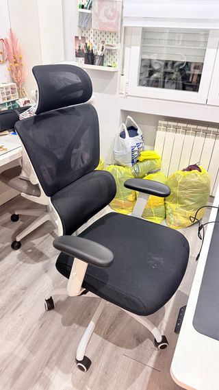 Silla ergonómica negra y blanca.