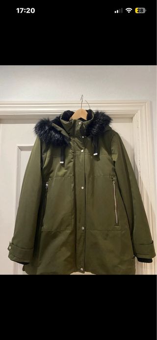 Parka Zara verde y negra con capucha
