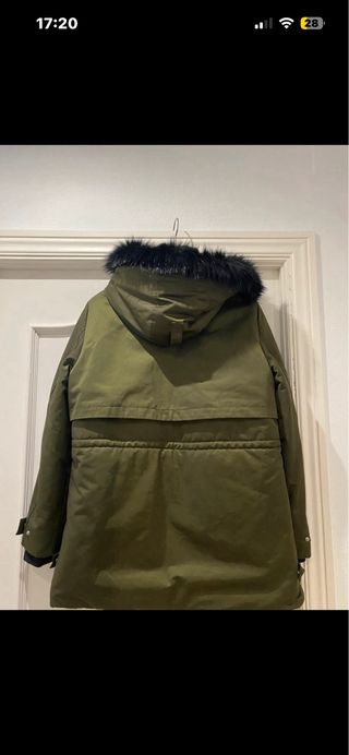 Parka Zara verde y negra con capucha