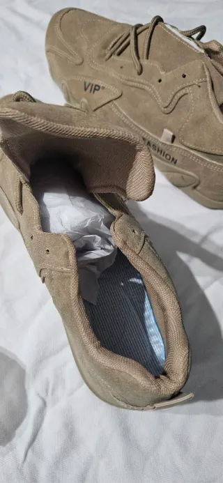 Zapatos casuales beige y marrón