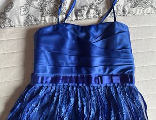 Vestido azul con tirantes y falda de volantes