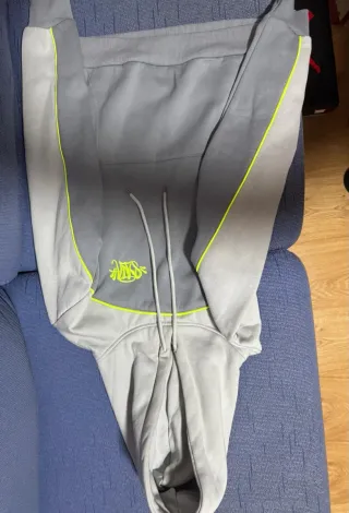 Conjunto SynaWorld Gris y Verde. venta en persona