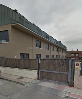 Alquilo amplia plaza de garaje(coche y moto)