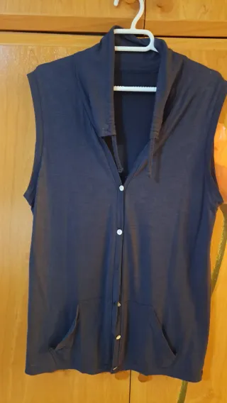 Chaleco azul con bolsillos