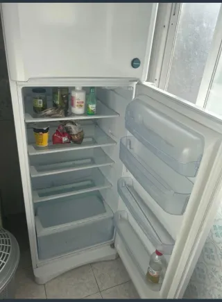 Nevera Indesit blanca