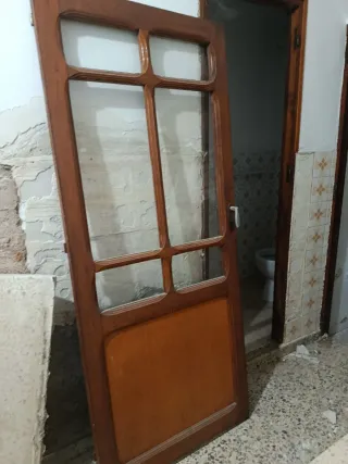 Puerta de madera con cristal