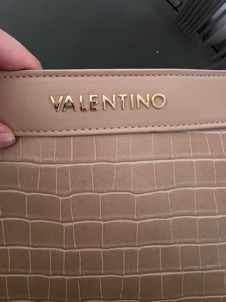 Borsa Mario Valentino rosa con dettagli oro