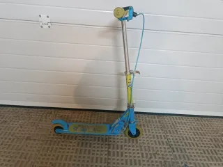 Patinete infantil azul y amarillo