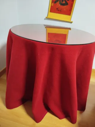 Mesa camilla con falda roja y cristal