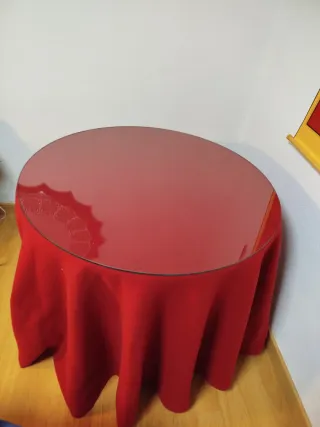 Mesa camilla con falda roja y cristal